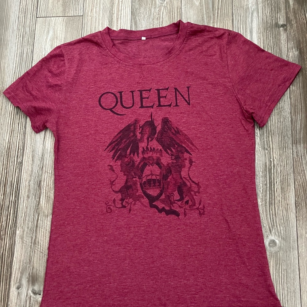 🌸 Short Sleeve Graphic Tee in Burgundy